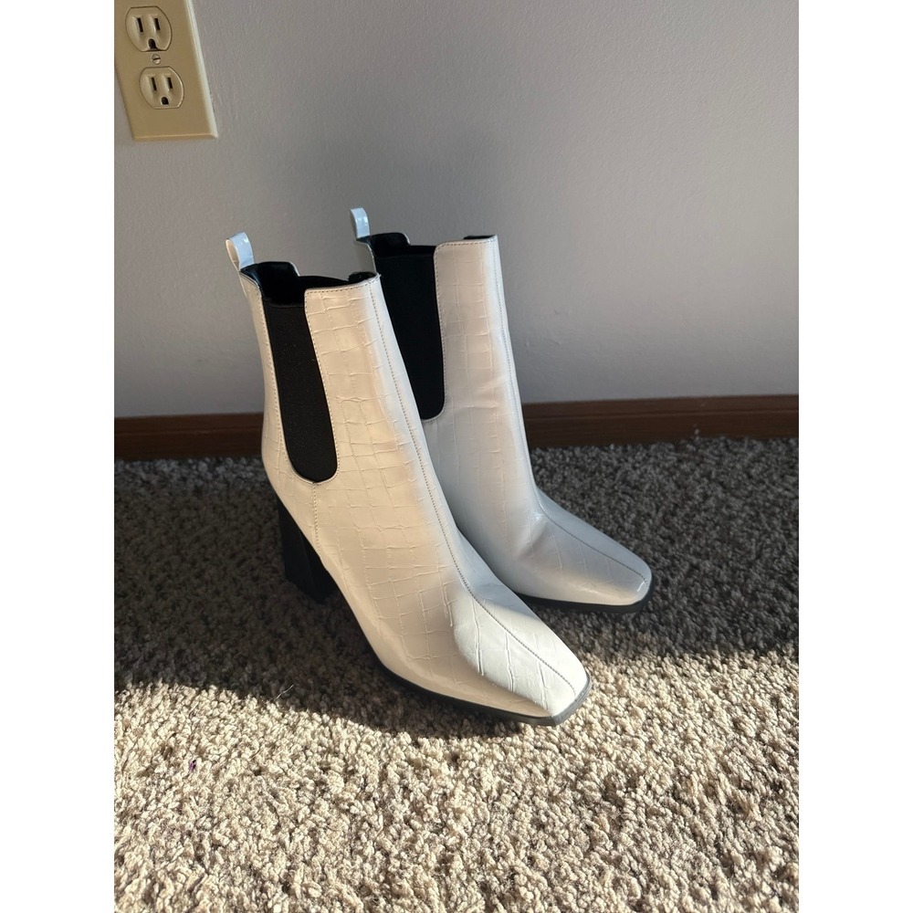 NWOT Forever 21 Women's‎ white crocodile chunky heel Chelsea ankle boots size 9